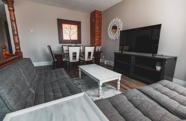 Modern, Spacious 2 bedroom Apt - Downtown/Midtown Omaha