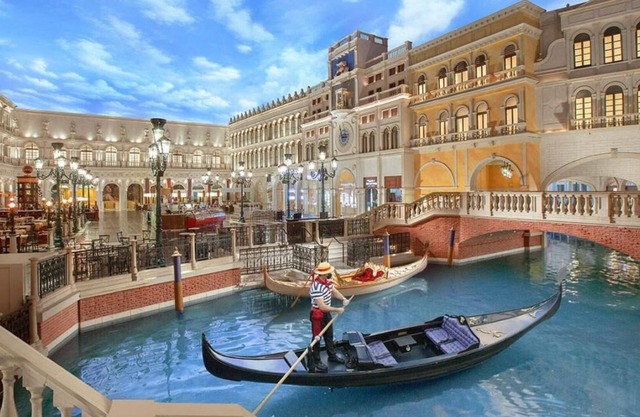 Near Popular Attractions, 2 Spacious Units, Pools,