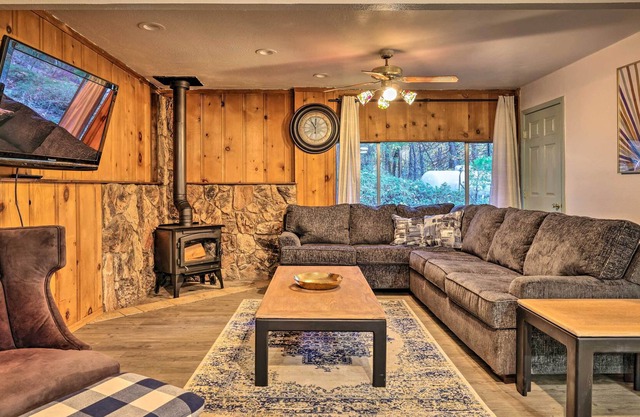 Peaceful Twain Harte Cabin w/ Deck & Fishing!