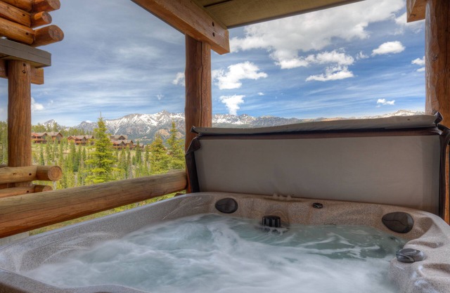 Ski-in/Ski-out w/Private Hot Tub & Pet Friendly in Moonlight - Saddle Ridge - Mountain Vista Chalet