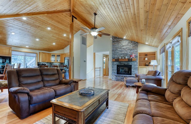 Spacious home with SHARC passes, private hot tub, and deck