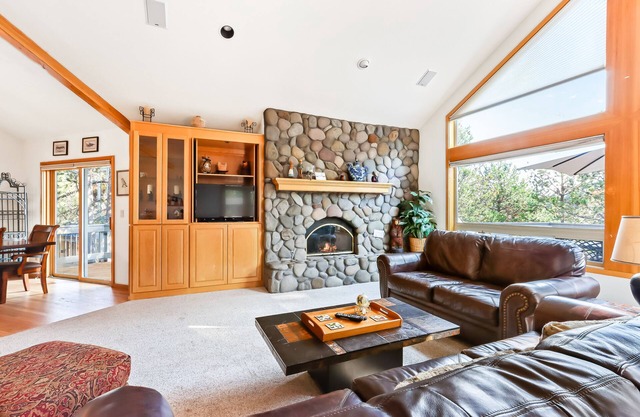 Spacious House with Private Hot Tub, Golf Course Views & Furnished Outdoor Living