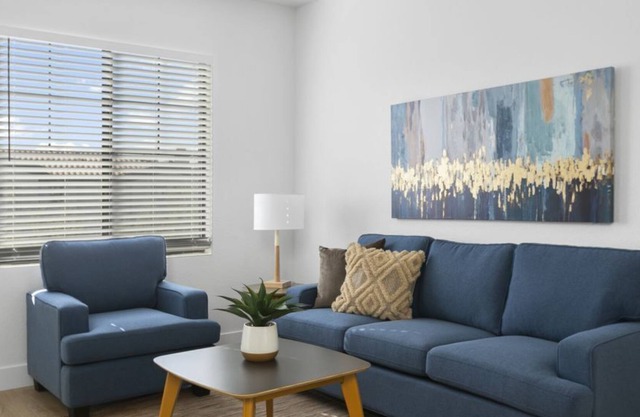 Stunning 1BR Condo in Zone Luxe with Pool & Gym