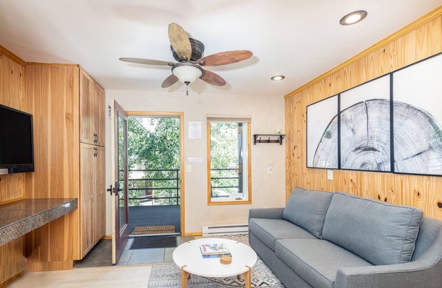 Top Floor Bay Window, Mountain & River Views + Pool & Hot Tub