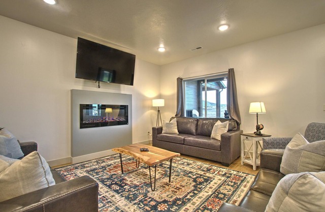 Townhome 24 at Waterdance - Sleeps 16, 4 Bed-4.5 Bath with shared outdoor pool