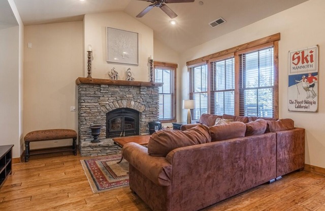 Townhome Close to the Shuttle! Shared Hot Tub! Mountain Views!