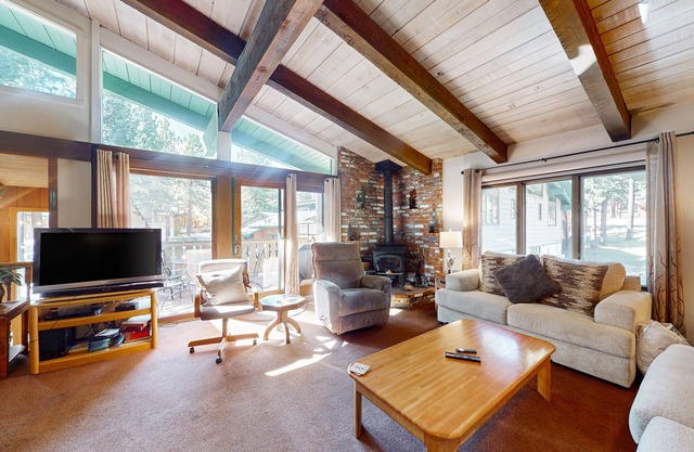 Two-story condo w/mountain views, balcony, gas grill, & wood-burning fireplace