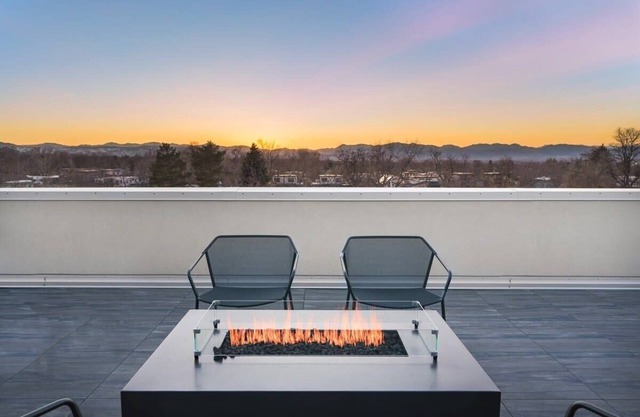 Upscale Flat! Roof Top Patio w/Mtn Views!