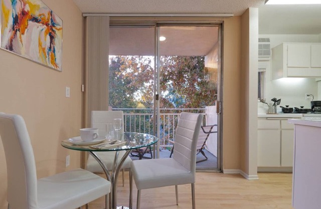 West Hollywood Studio with Rooftop Pool!!!