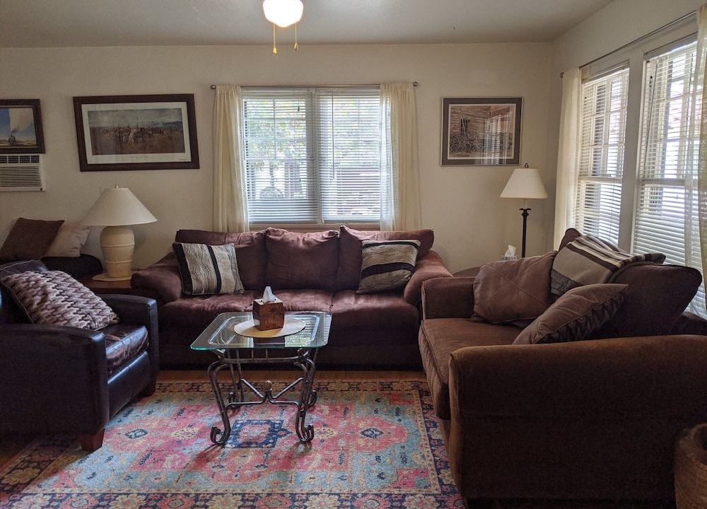 Photo of Livingroom in Oracle
