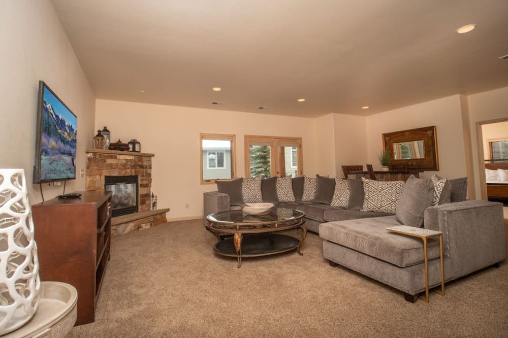 Photo of Livingroom in Stanley Hills