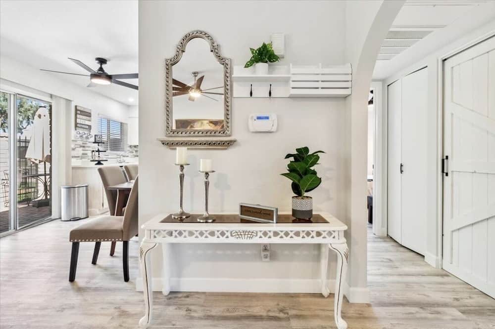 Photo of Livingroom in Kyrene-Superstition