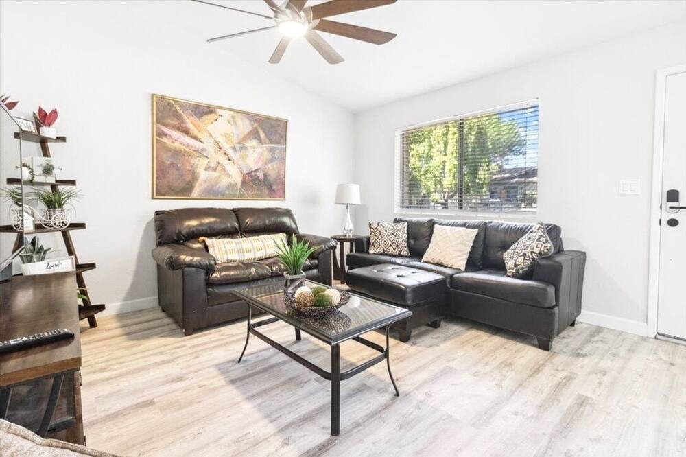 Photo of Livingroom in Kyrene-Superstition