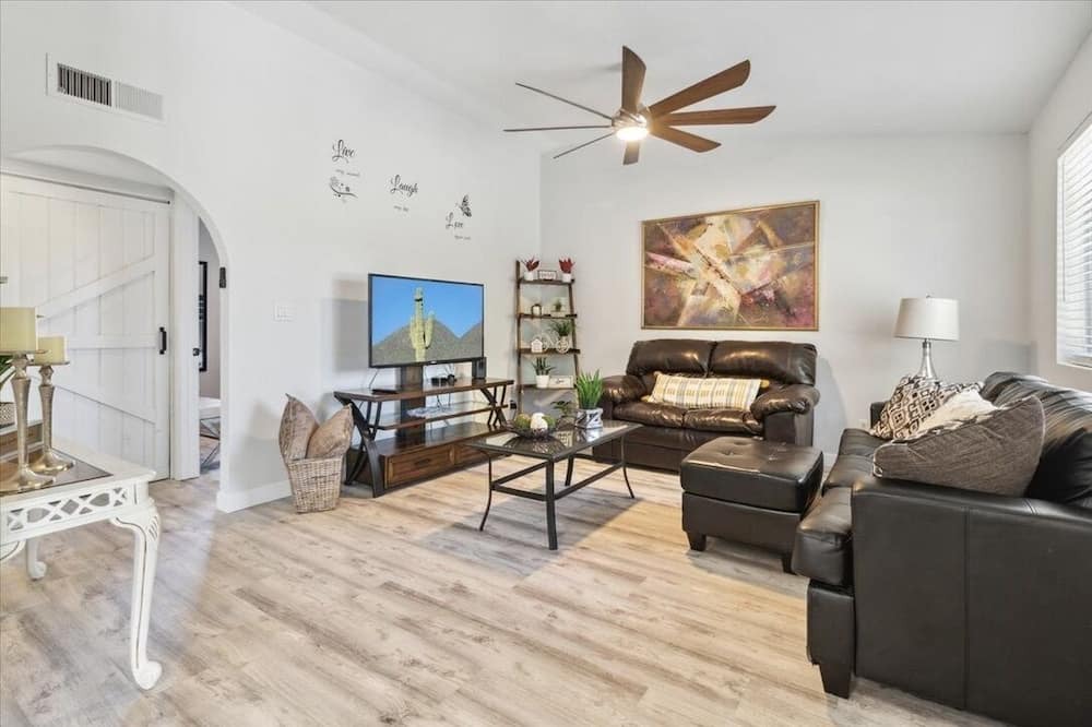 Photo of Livingroom in Kyrene-Superstition