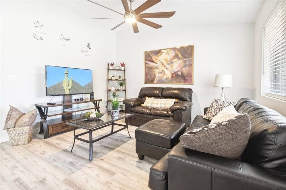 Photo of Livingroom in Kyrene-Superstition