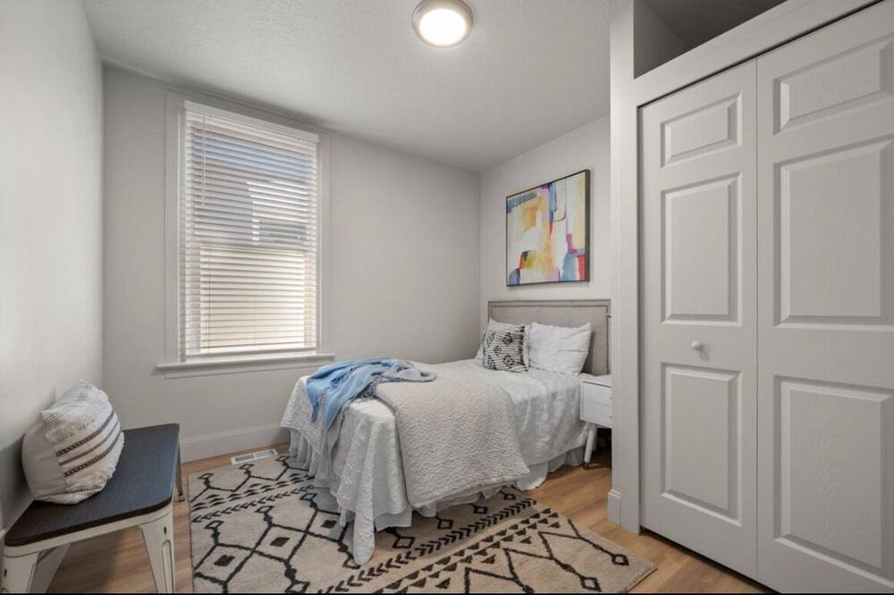 Photo of Bedroom in Central City