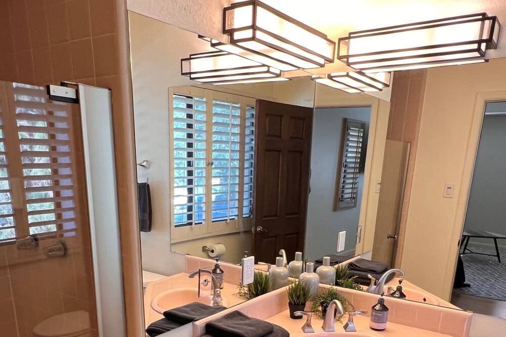Photo of Bathroom in Roosevelt
