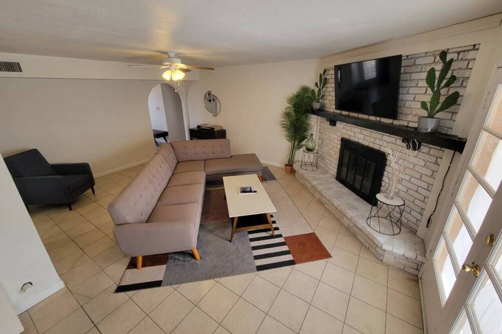 Photo of Livingroom in Raskin Estates