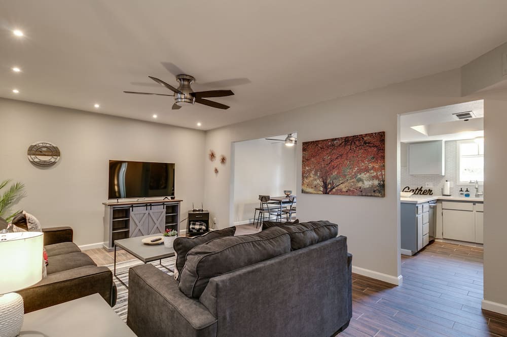 Photo of Livingroom in Kyrene-Superstition