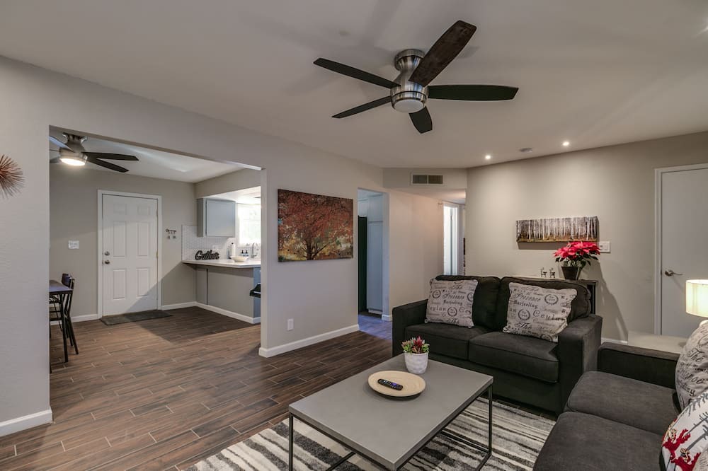 Photo of Livingroom in Kyrene-Superstition