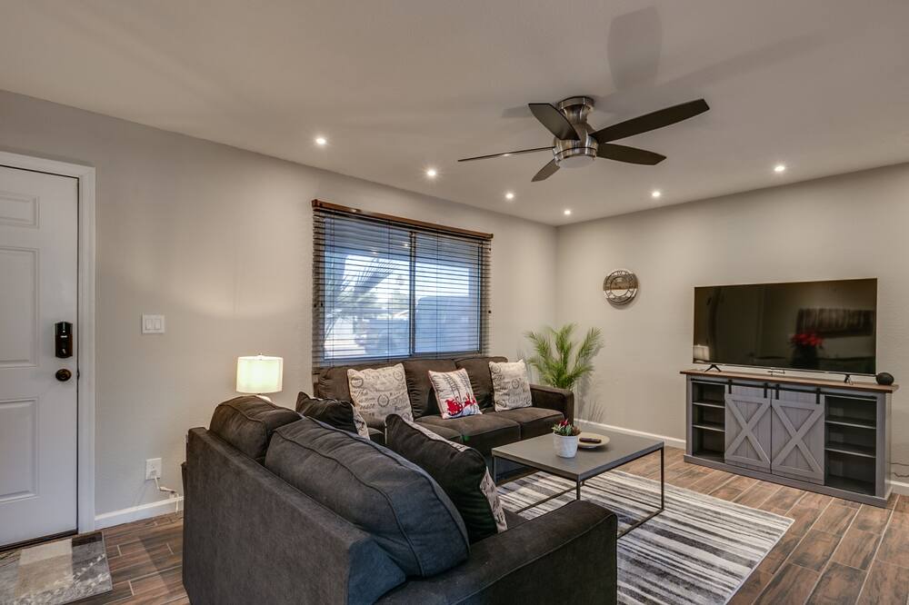 Photo of Livingroom in Kyrene-Superstition