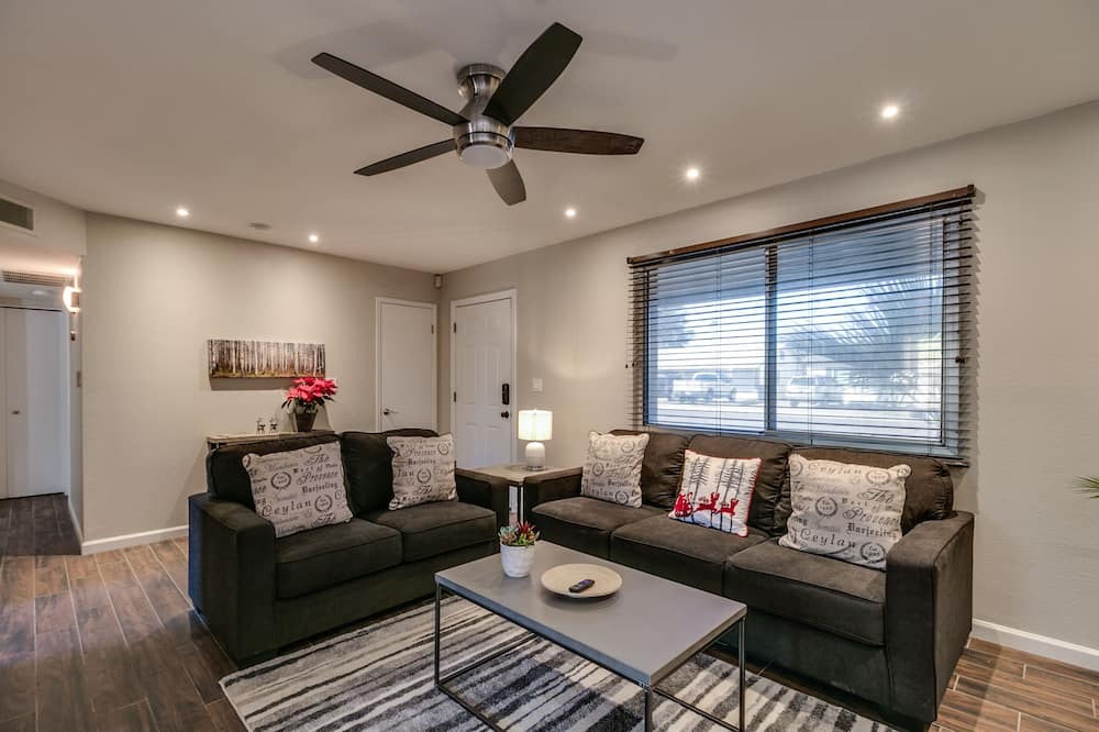 Photo of Livingroom in Kyrene-Superstition