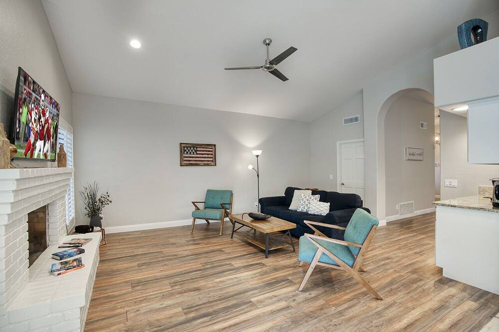 Photo of Livingroom in Paradise Valley Village
