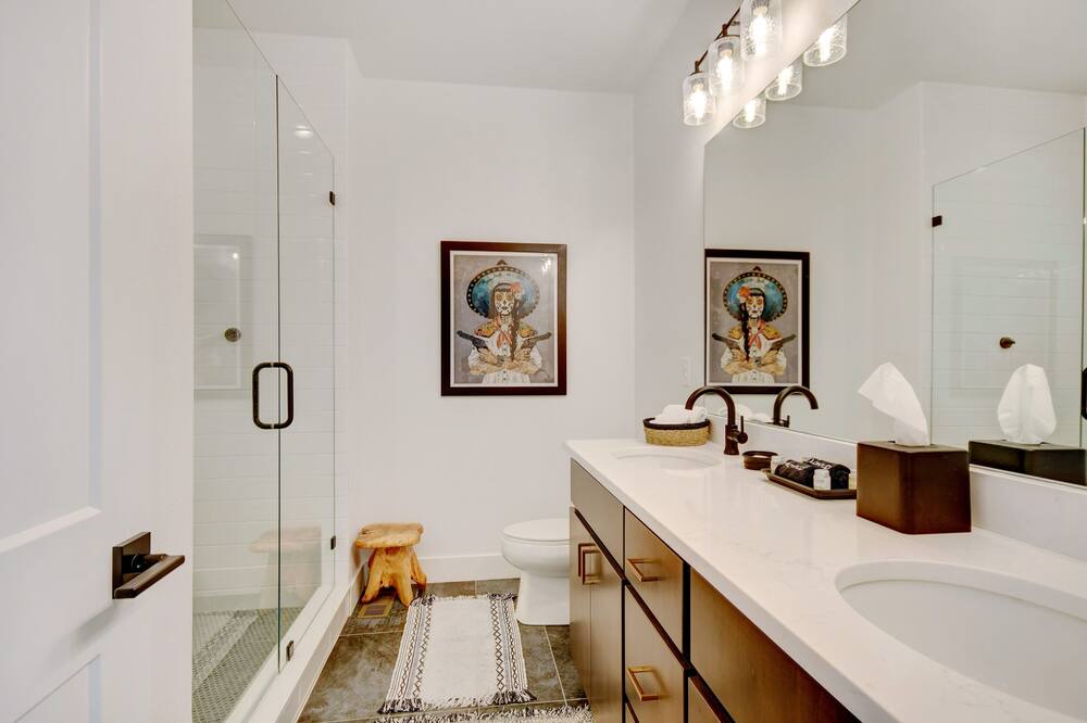 Photo of Bathroom in Rendezvous