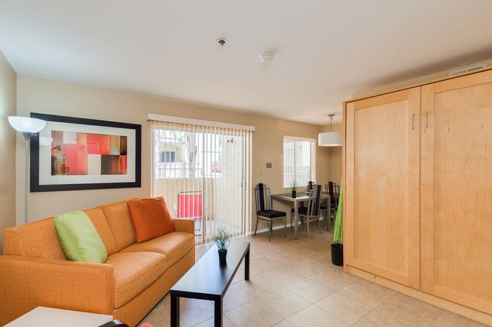 Photo of Livingroom in Surprise