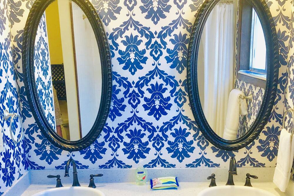 Photo of Bathroom in Page