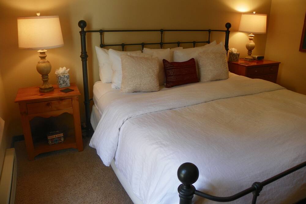 Photo of Bedroom in Highlands Townhomes