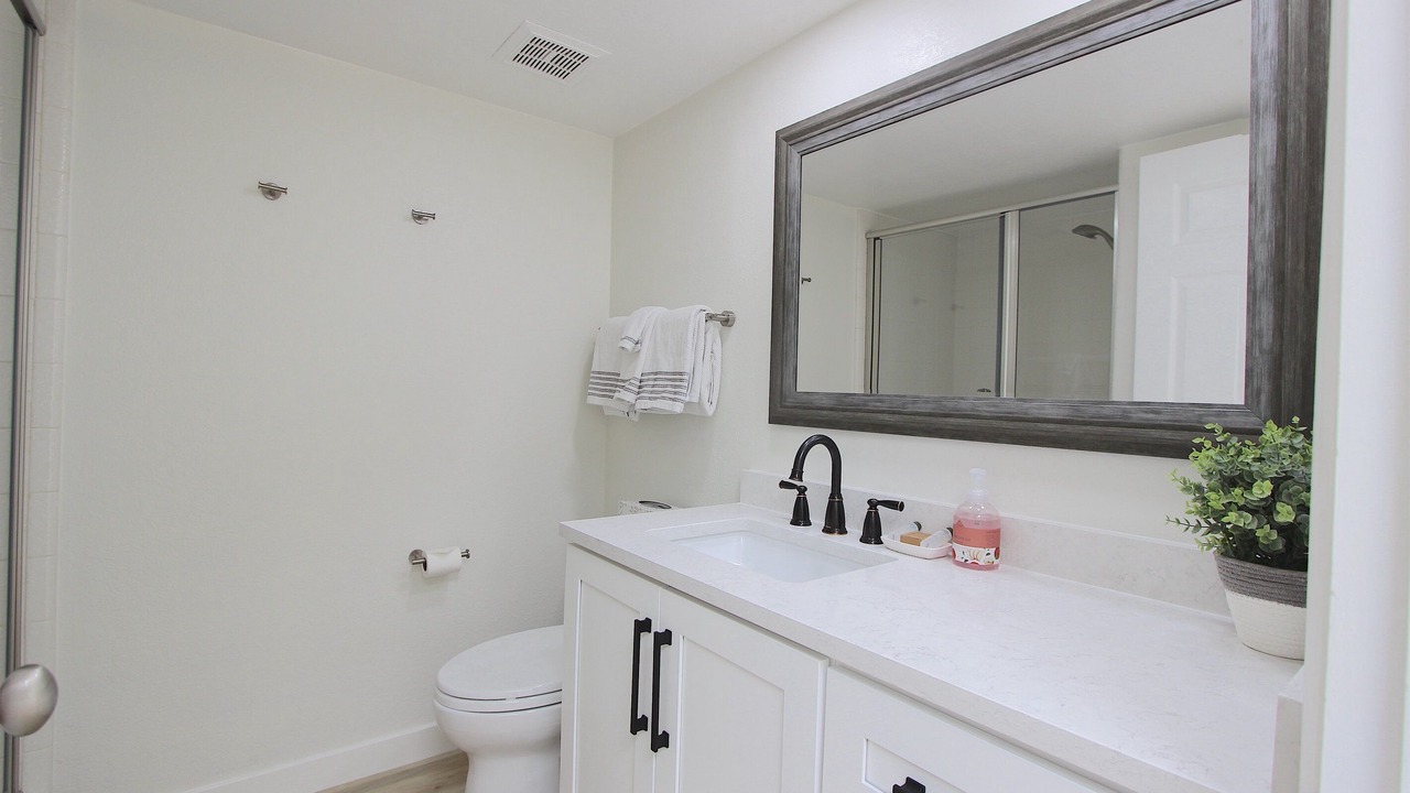 Photo of Bathroom in Biltmore Courts