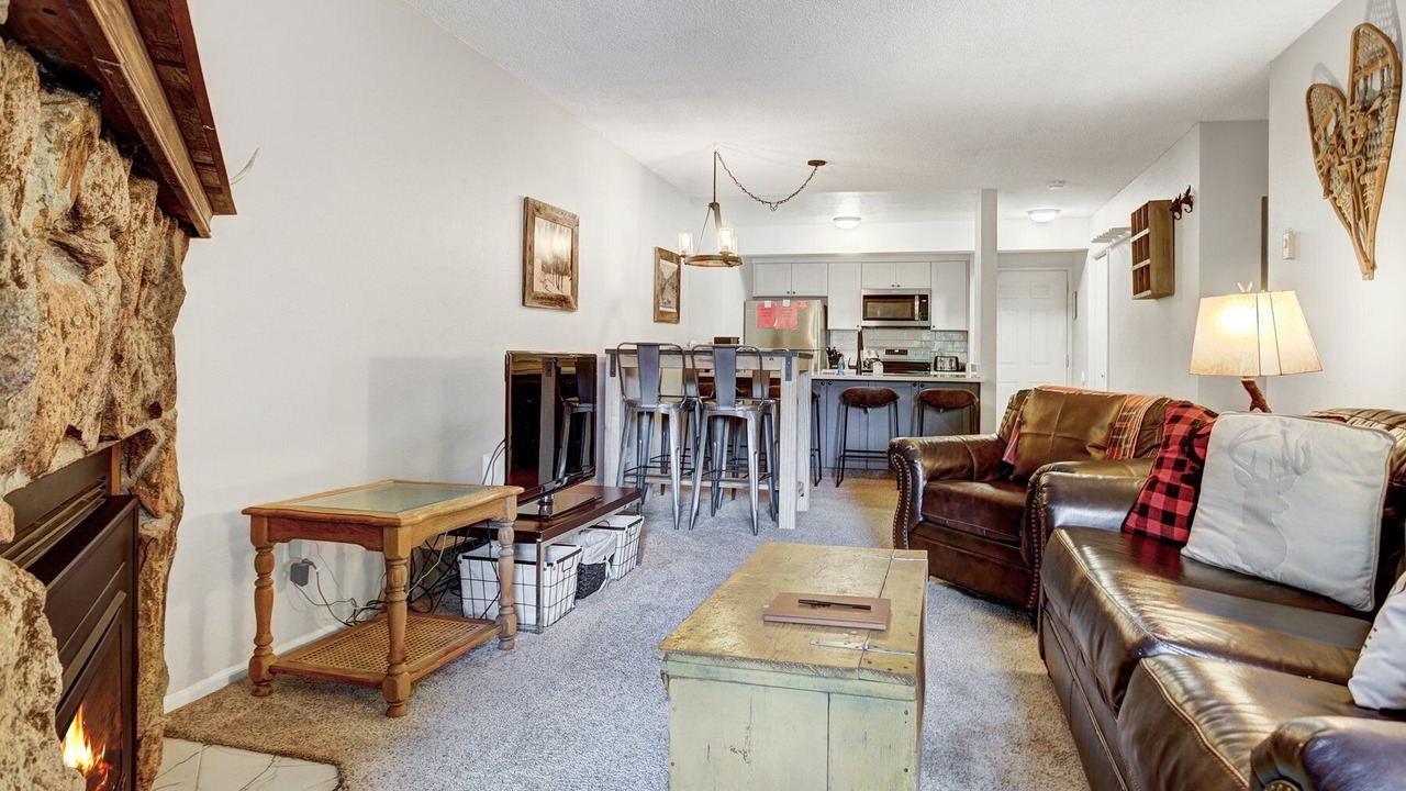 Photo of Livingroom in Peak 8