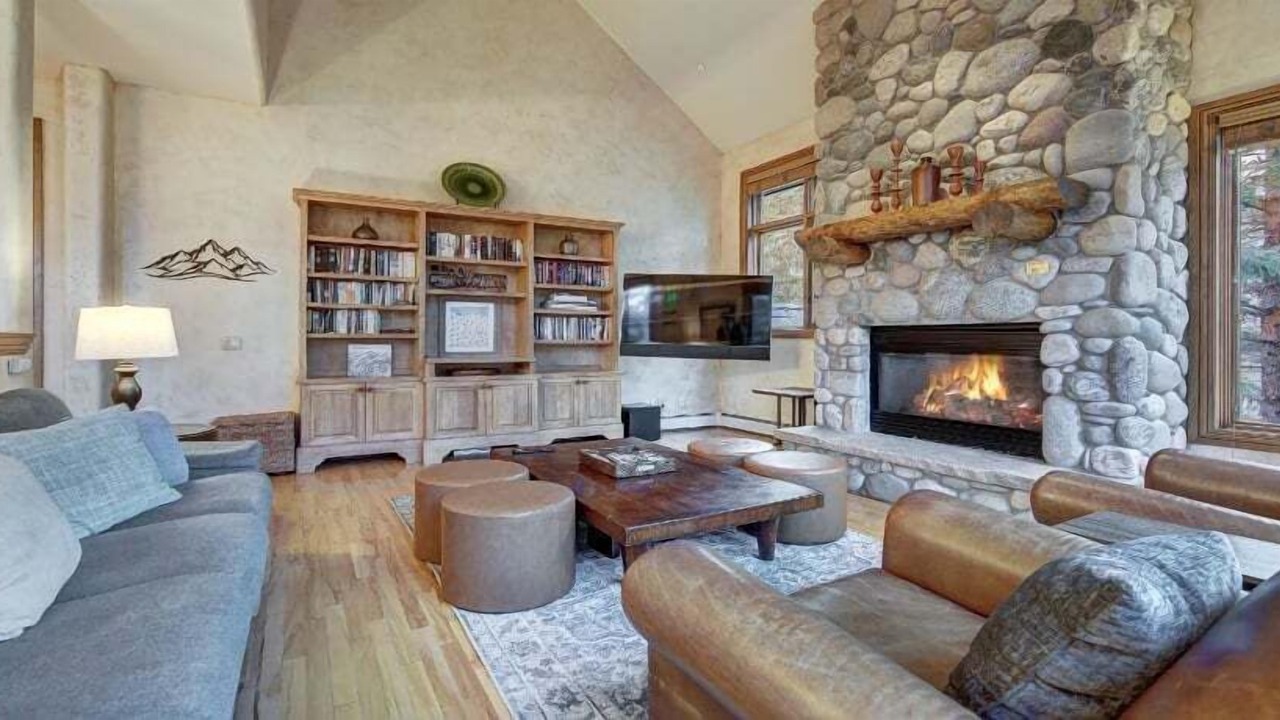 Photo of Livingroom in Edwards