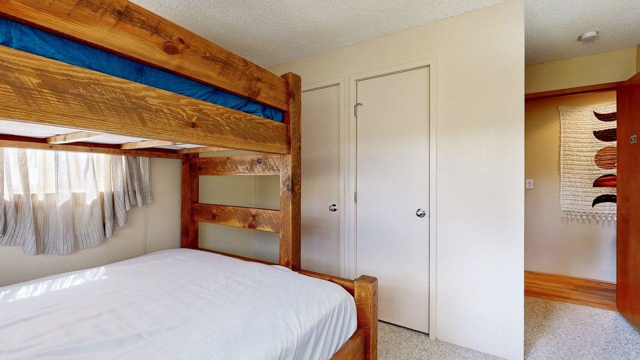 Photo of Bedroom in Four O'Clock