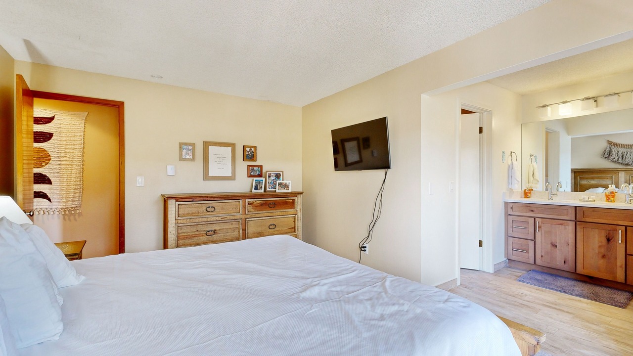Photo of Bedroom in Four O'Clock