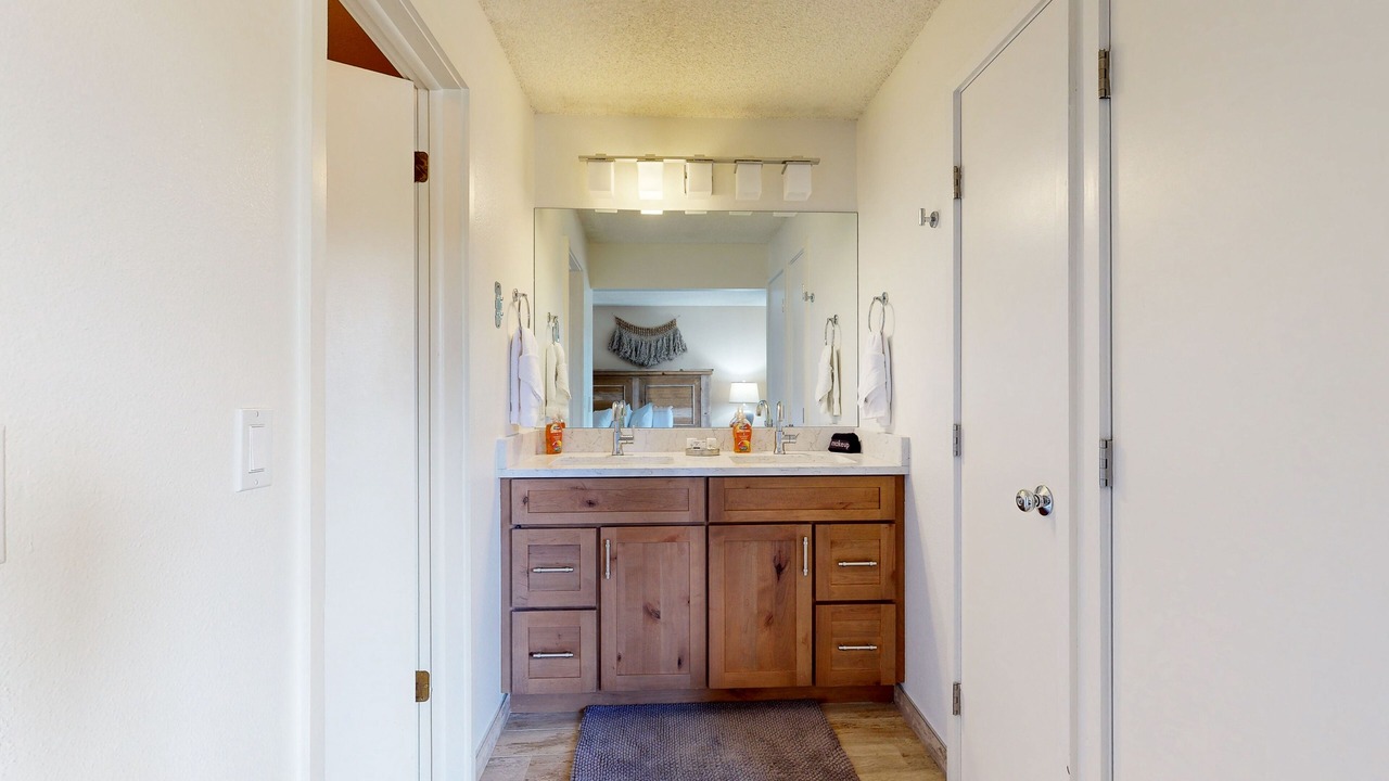 Photo of Bathroom in Four O'Clock