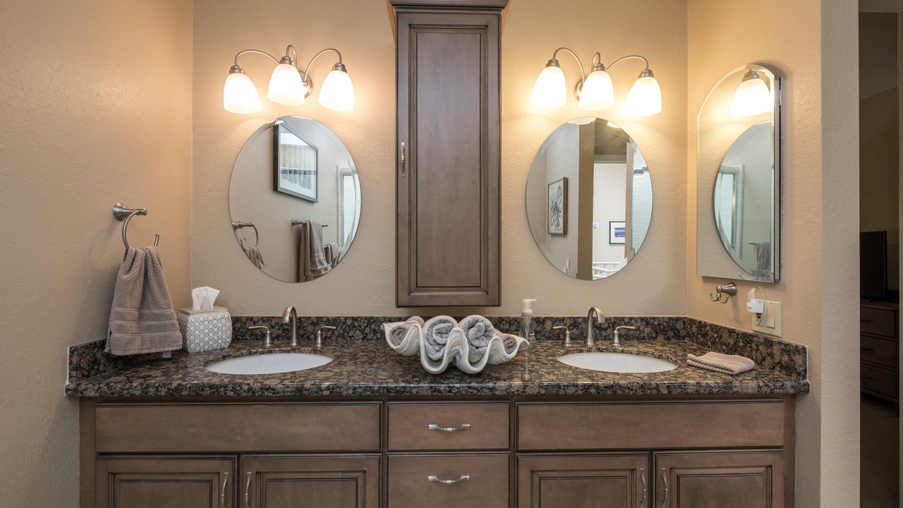 Photo of Bathroom in Biltmore Courts