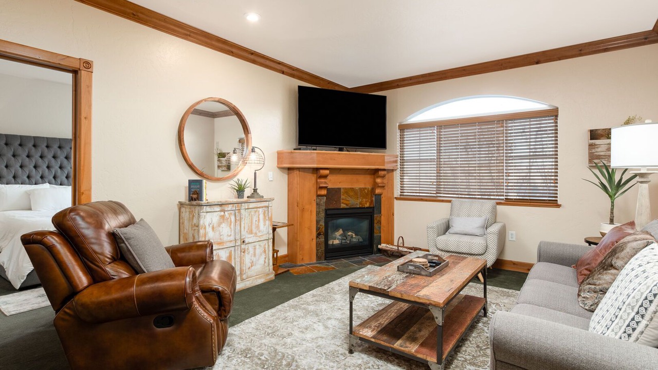 Photo of Livingroom in Midway