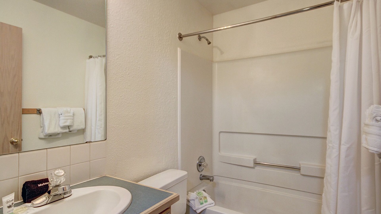 Photo of Bathroom in Four O'Clock