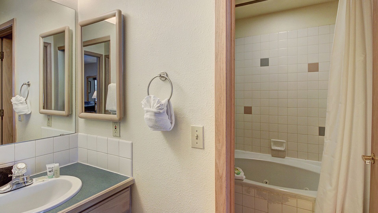 Photo of Bathroom in Four O'Clock