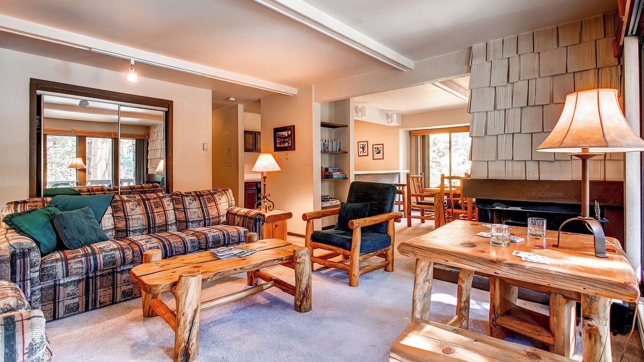 Photo of Livingroom in Peak 9