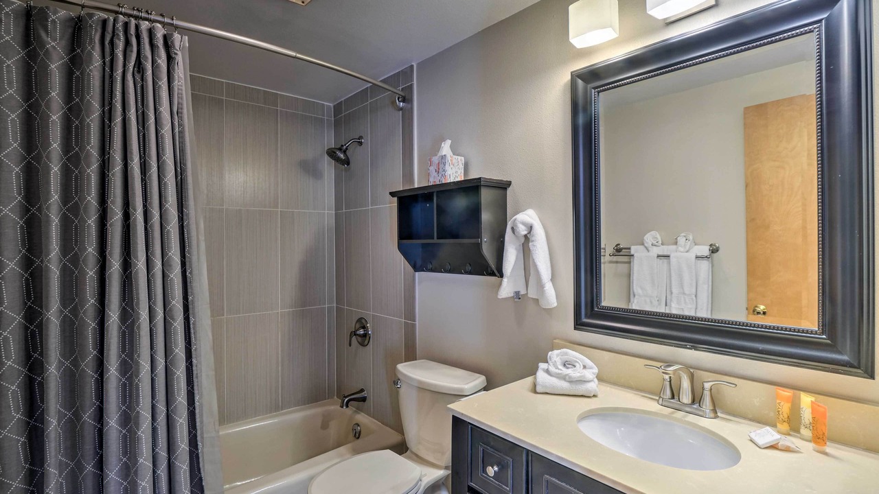 Photo of Bathroom in Four O'Clock