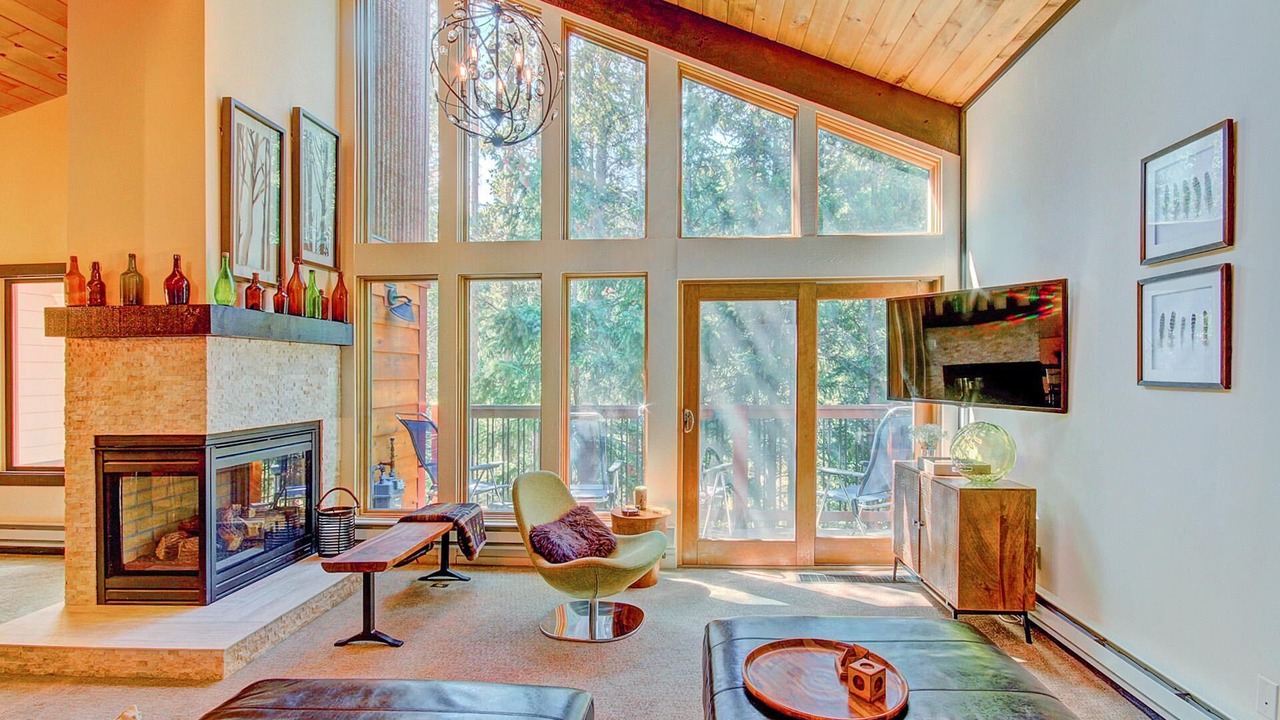 Photo of Livingroom in Peak 9