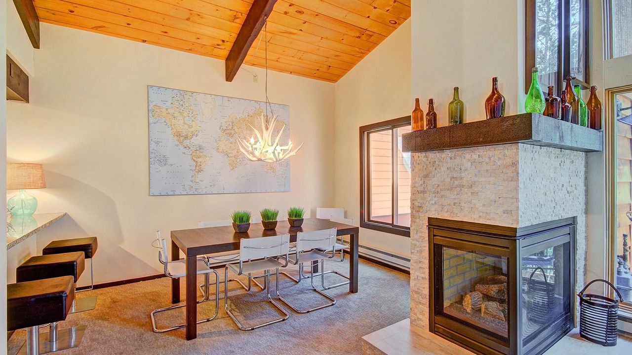 Photo of Livingroom in Peak 9