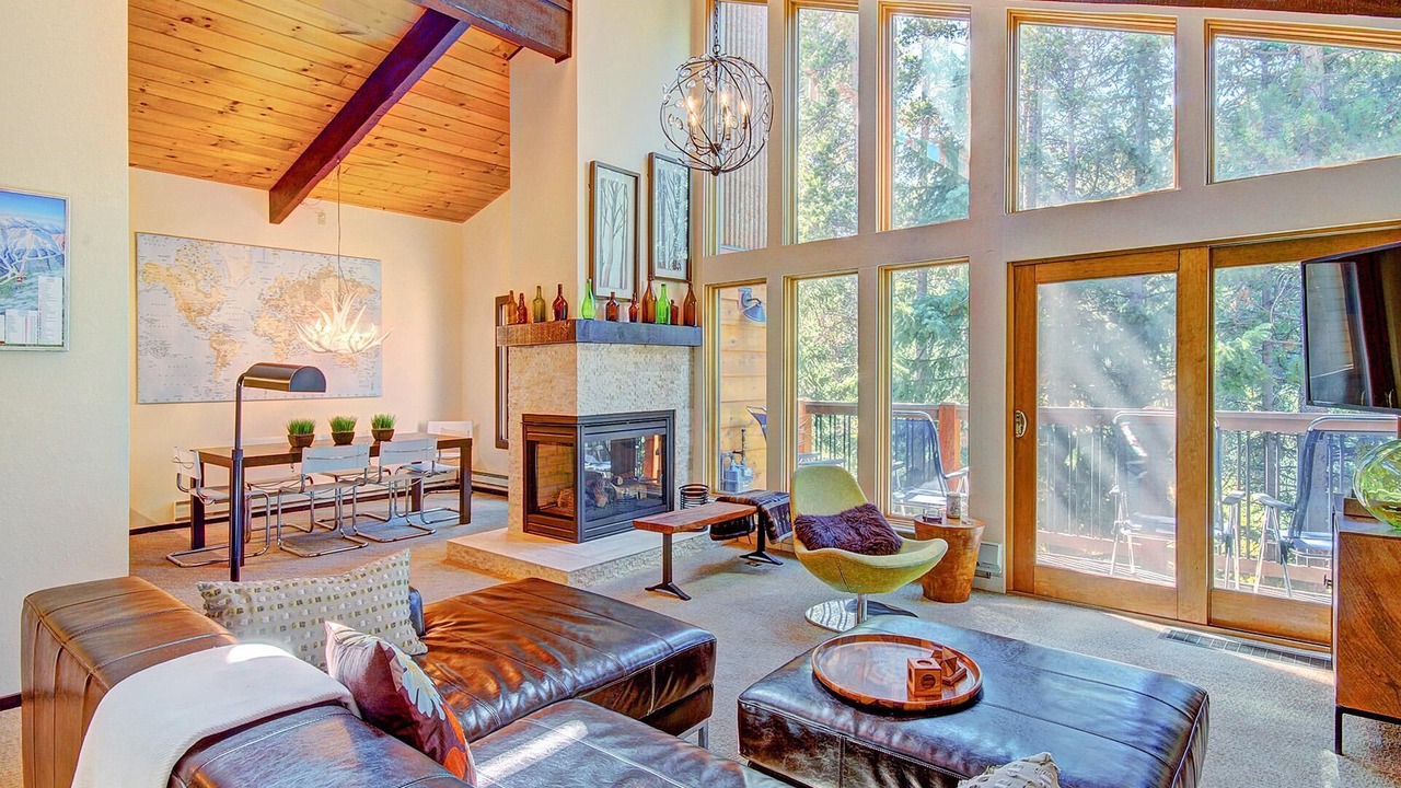 Photo of Livingroom in Peak 9