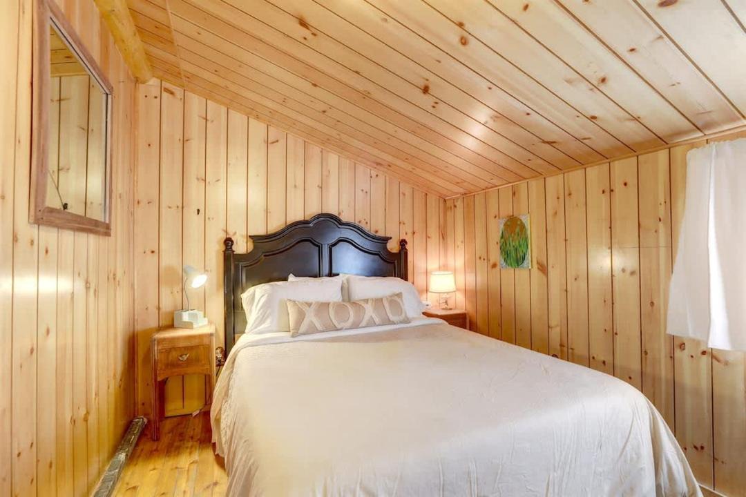 Photo of Bedroom in Pine