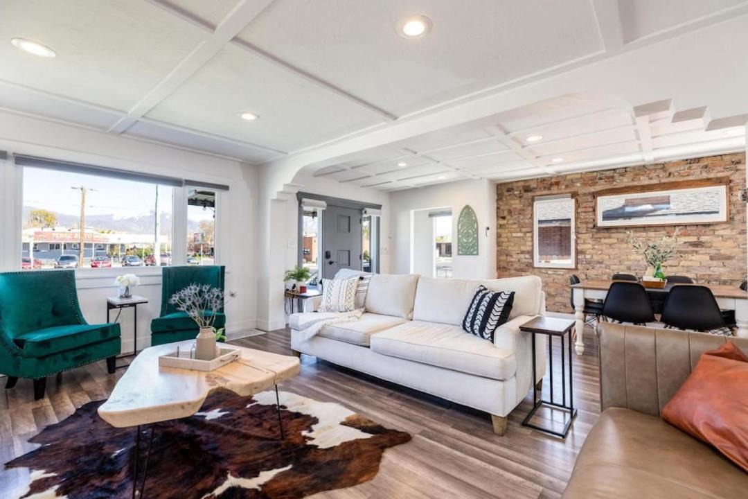 Photo of Livingroom in People's Freeway