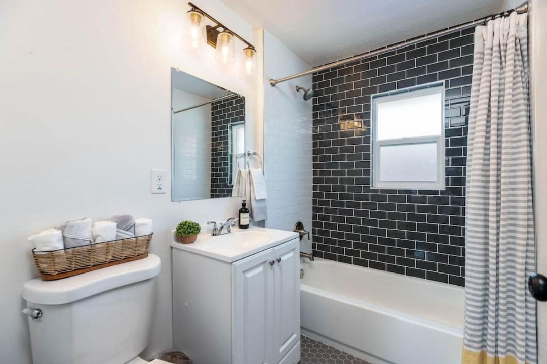 Photo of Bathroom in People's Freeway