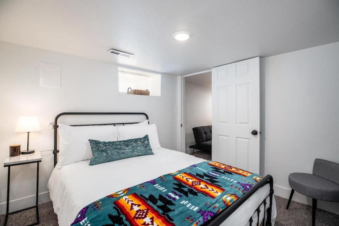 Photo of Bedroom in People's Freeway